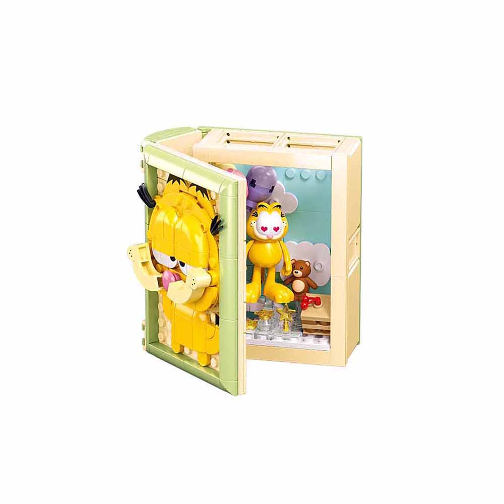 M38-P8052A Sluban - Garfield livre